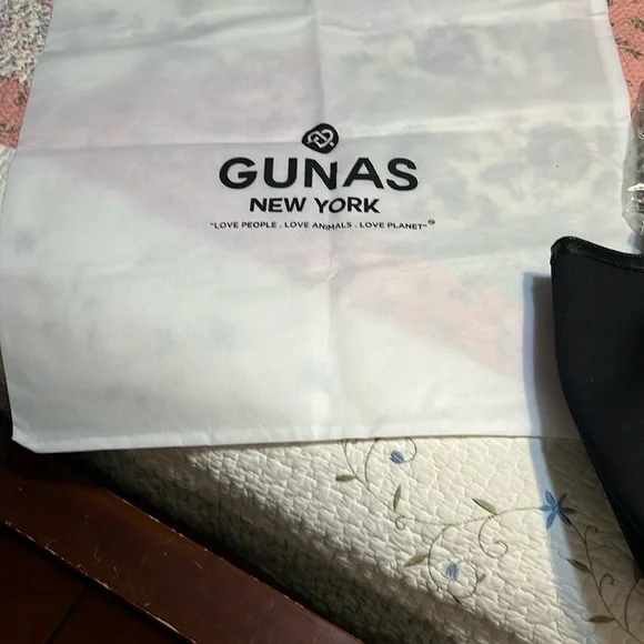 GUNAS Black Leather Tote with Structured design súper chic u will loved ! - Picture 11 of 13